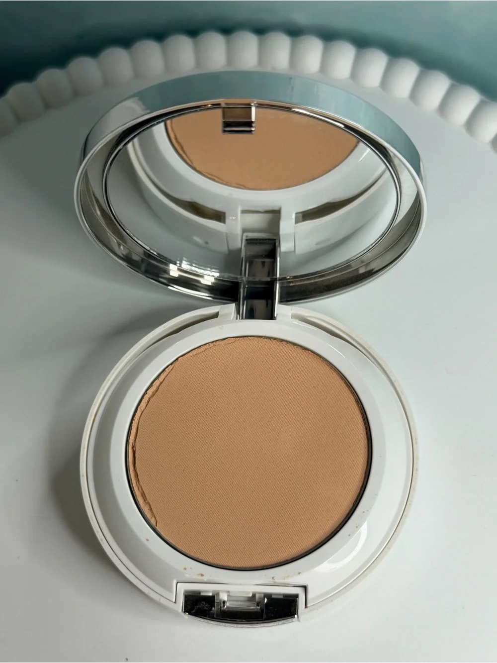 Clinique Beyond Perfecting Powder Foundation + Concealer — Ivory (6 Ivory)